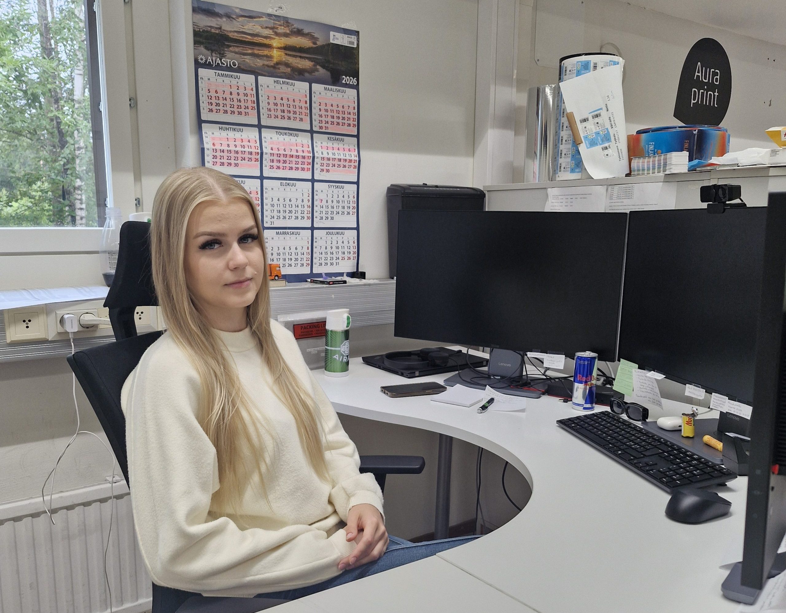 Tuotannonsuunnittelun harjoittelija Sini Heimala viihtyy Auraprintillä jo kolmatta kesää